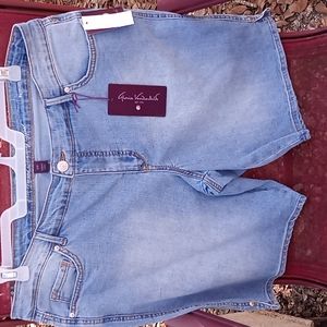 NWT plus "Gloria Vanderbilt" light wash mid-rise Bermuda shorts